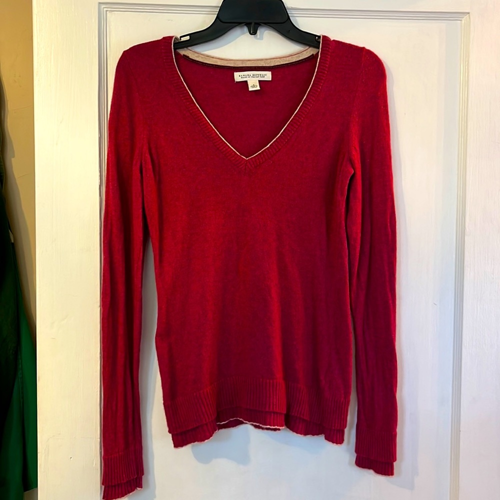 Beautiful Italian yarn sweater….Banana Republic size S
